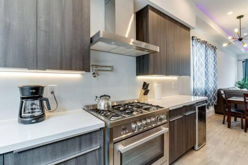 cocina con fogones horno de arriba junto a un mostrador en 2 New Luxury Modern 3 story homes, en Los Ángeles