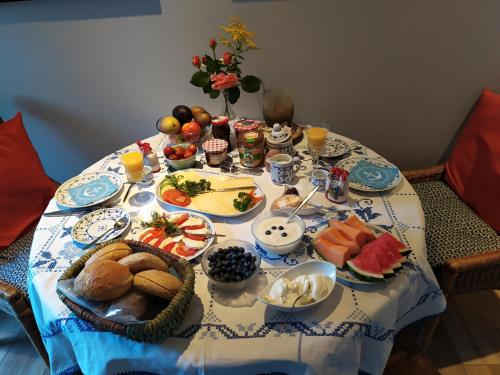 een tafel met borden met voedsel en fruit bij Gästehaus Hölting in Lübberstedt