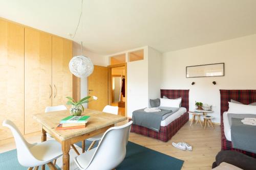 Postel nebo postele na pokoji v ubytování Riedz Apartments Innsbruck- Zentrales Apartmenthaus mit grüner Oase