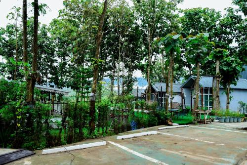 a house with a fence and a parking lot at One khaokho homestay in Khao Kho