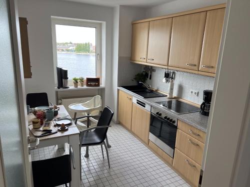 eine Küche mit einem Tisch und Stühlen sowie ein Esszimmer in der Unterkunft Apartment 31 in Wilhelmshaven