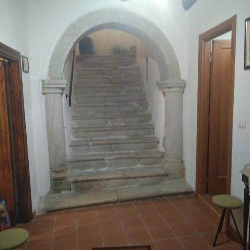una escalera en una casa con una escalera de piedra en VILLA GIANNINA (Loft), en Teggiano