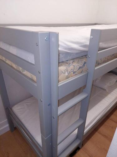 - un lit superposé blanc avec les couchettes inférieures dans l'établissement Studio Cabine Sète Corniche Vue Mer, à Sète