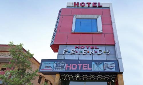 un edificio con un cartel que lee hotel los viernes en Itsy By Treebo - Friends, en Haldwāni
