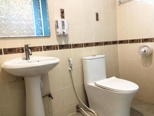 een badkamer met een toilet en een wastafel bij Wanpen Place in Ban Bo Nam