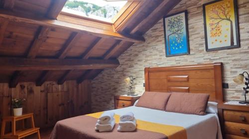 ein Schlafzimmer mit einem Bett mit zwei Teddybären darauf in der Unterkunft Casa Cuevas in Cuevas