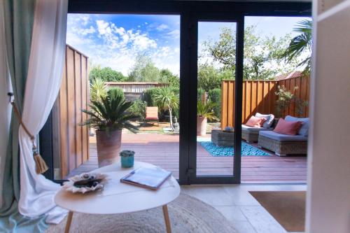 - un salon avec une porte s'ouvrant sur une terrasse dans l'établissement Villa Chaleemar, à Bruges