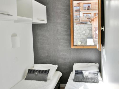 Habitación pequeña con 2 camas y espejo. en Appartement Montgenèvre, 2 pièces, 4 personnes - FR-1-266-107 en Montgenèvre