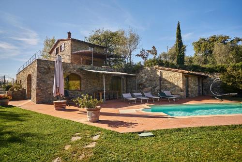 una casa con piscina en un patio en Borgo Casa al Vento, en Gaiole in Chianti