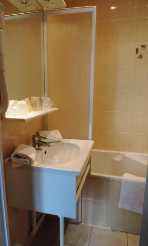 Bilik mandi di Hôtel Le Chantilly