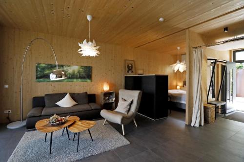 ein Wohnzimmer mit einem Sofa und einem Tisch in der Unterkunft Barrierefreie Ferienwohnungen am Wasserturm Landau - Südpfalz in Landau in der Pfalz