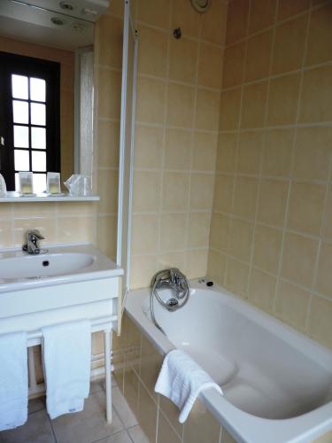 Bilik mandi di Hôtel Le Chantilly