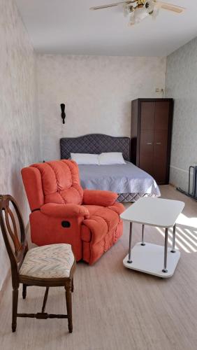 een woonkamer met een bank en een bed bij Astra-Poilsis Sventojoje in Šventoji