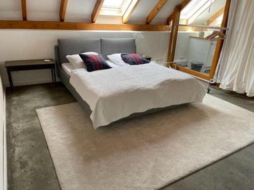 1 dormitorio con 1 cama blanca grande en una habitación en Secret Hideaway with picturesque Sundown Views, en Traben-Trarbach
