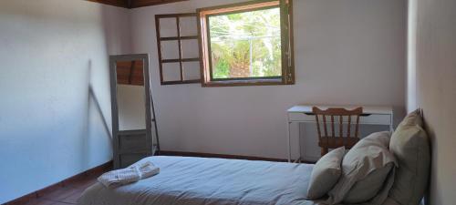 sypialnia z łóżkiem, oknem i biurkiem w obiekcie Tocando el cielo w mieście El Paso