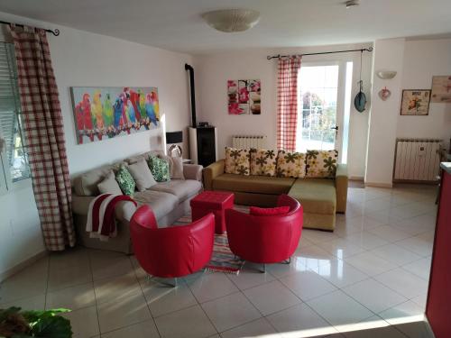 因佩里亞的住宿－VILLA PANORAMICA & IDROMASSAGGIO 008031-LT-0055，带沙发和红色椅子的客厅