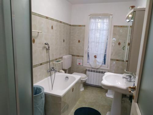 een badkamer met een bad, een toilet en een wastafel bij VILLA PANORAMICA & IDROMASSAGGIO 008031-LT-0055 in Imperia