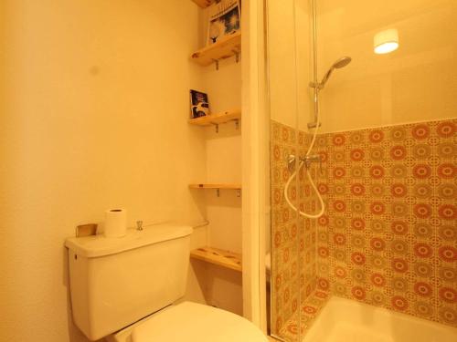 une salle de bain avec toilettes et douche dans l'établissement Studio cosy pour 2 à Chantemerle, Serre-Chevalier - Tout équipé, TV, Wifi et options confort - FR-1-330E-63, à Saint-Chaffrey