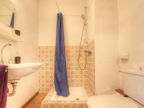 a bathroom with a shower with a toilet and a sink at Charmant studio à Chantemerle, Serre-Chevalier pour 2 pers, parking et casier à ski inclus - FR-1-330E-67 in Saint-Chaffrey