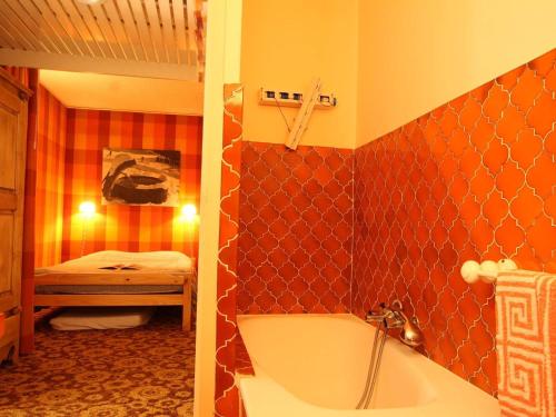une salle de bain avec baignoire et une chambre dans l'établissement Location idéale, 4 pers à Serre-Chevalier, proche pistes, balcon, TV, coin nuit et casier à ski - FR-1-330E-86, à Saint-Chaffrey