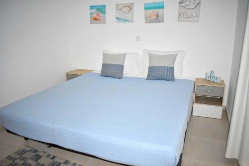 Una cama o camas en una habitación de Modern - Luxury Rooftop 2 Bedroom 500 m from Beach