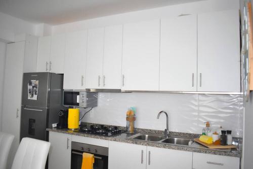 Una cocina o kitchenette en Modern - Luxury Rooftop 2 Bedroom 500 m from Beach