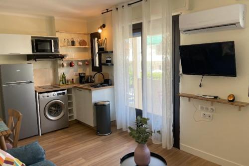 une petite cuisine avec un réfrigérateur et un micro-ondes dans l'établissement Studio For 2 People Near The Beach Of Antibes, à Antibes