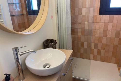 une salle de bain avec un lavabo blanc et un miroir dans l'établissement Studio For 2 People Near The Beach Of Antibes, à Antibes