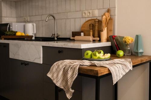 特薩卡德蘇爾的住宿－RIS Holiday Apartments Tsaghkadzor，厨房柜台上放着一碗水果