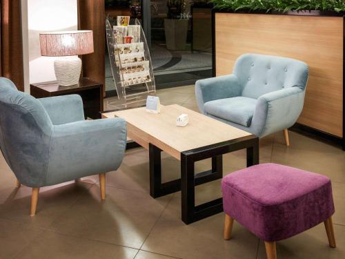 two chairs and a table and a table and two chairs at Vestil Hotel in Piotrków Trybunalski