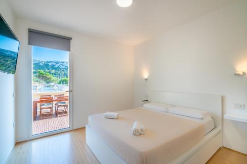 A bed or beds in a room at Terrazza Sella Del Diavolo - Vista Mare - WiFi AC