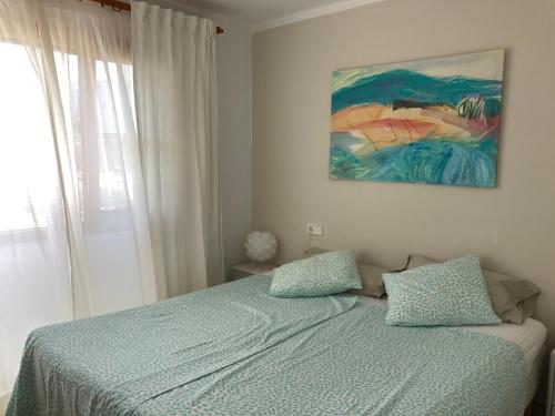 - une chambre avec un lit et une peinture murale dans l'établissement Apartment mit Traumblick, à Sóller
