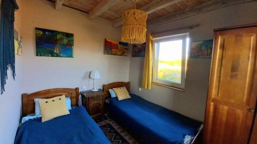 sypialnia z 2 łóżkami i oknem w obiekcie Dom Malarki w mieście Mirosławiec
