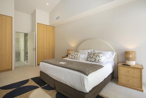 Un ou plusieurs lits dans un hébergement de l'établissement Le Vallon de Valrugues Hotel Spa & Villas