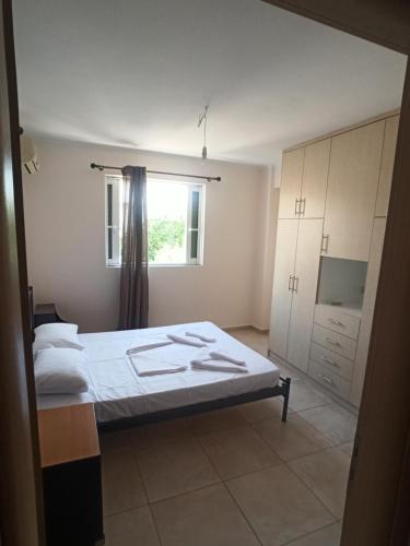 - une chambre avec un lit blanc et une fenêtre dans l'établissement Green House Messini, à Messini