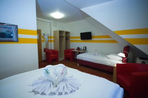 a hotel room with a bed and a tv at Hotel City Residence in Vienna