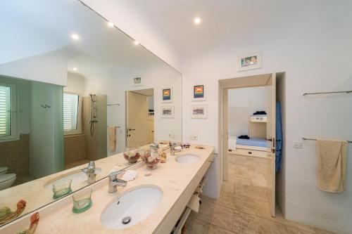 baño con 2 lavabos y espejo grande en EL PORTET - Managed by Almarina Villas en Benissa