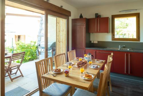 drewniany stół z jedzeniem w kuchni w obiekcie Apartment Les Alpages w mieście Les Gets
