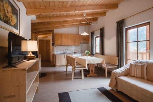 TV a/nebo společenská místnost v ubytování CHALET MARLENE - Ferienhaus