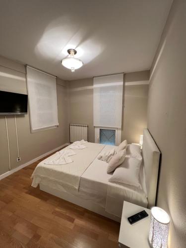 a bedroom with a white bed and a table at Apartamento Elena Tour in Logroño