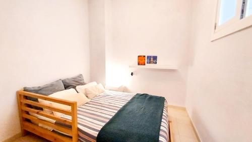 セビリアにあるApartamento Teodosio Centerの小さなベッドルーム(ベッド1台付)