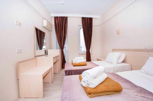 阿拉尼亞的住宿－MİKADO BEACH HOTEL，酒店客房,设有两张床和镜子