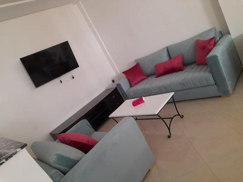- un salon avec un canapé et une table dans l'établissement Amam's Home, à Agadir
