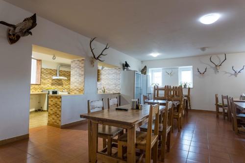 uma cozinha e sala de jantar com mesa e cadeiras em Penzion Hlinky 