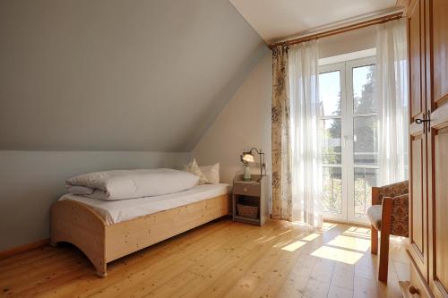 a bedroom with a bed and a large window at Ferienhaus Schwab - Sauna, eigene Terrasse, 3 Schlafzimmer - by homekeepers in Schwarzach am Main