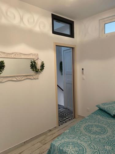 - une chambre avec un lit, une fenêtre et une porte dans l'établissement Duplex terrasse vue mer - Soleil Levant La Ciotat, à La Ciotat