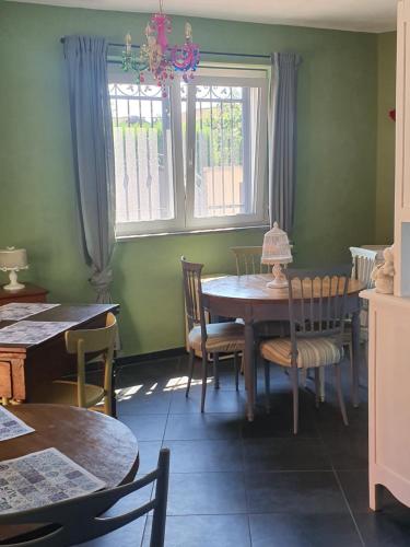 a dining room with a table and chairs and a window at Il Giramondo in Busca
