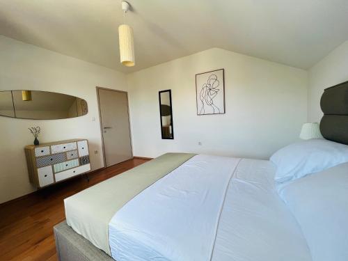1 dormitorio con 1 cama blanca grande en una habitación en Villa Felix, en Murter