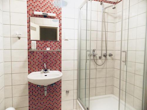 a bathroom with a sink and a shower at Hotel zur Post in Herne