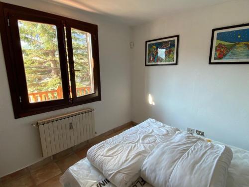 sypialnia z białym łóżkiem i 2 oknami w obiekcie Appart 6 pers, 3 ch - Proche pistes - Animaux admis, Parking - FR-1-445-180 w mieście Montgenèvre